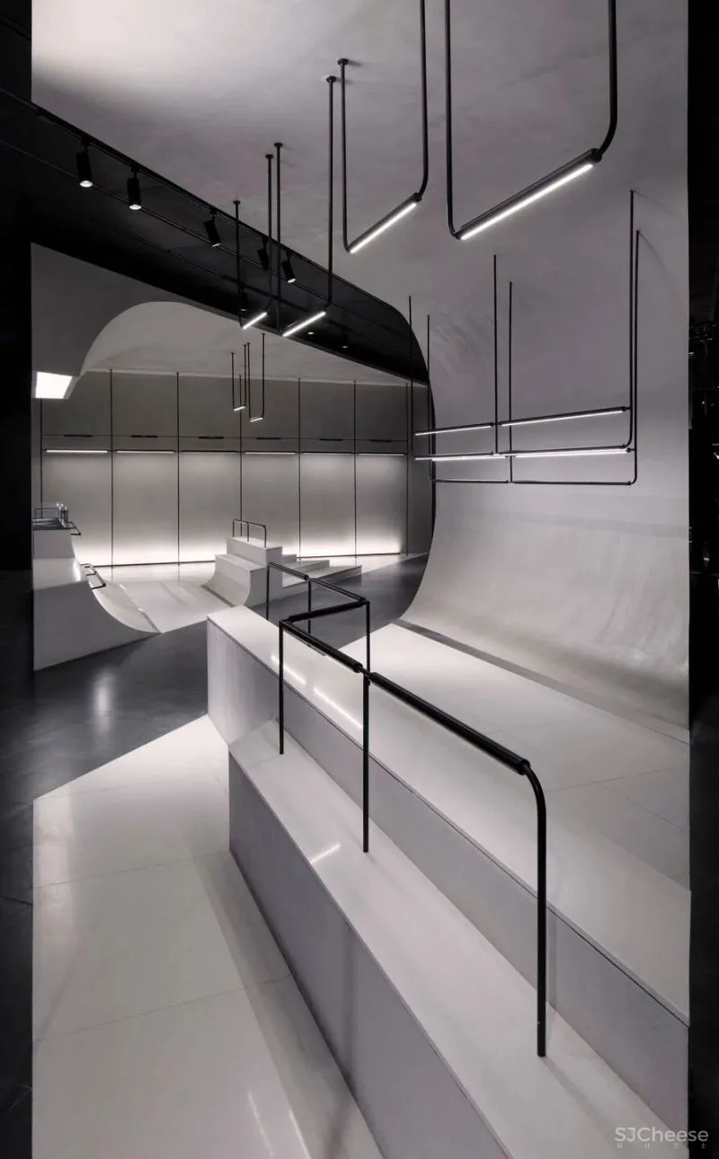 街头潮牌集合店Akenz上海TX mall旗舰店,滑板文化植入空间中