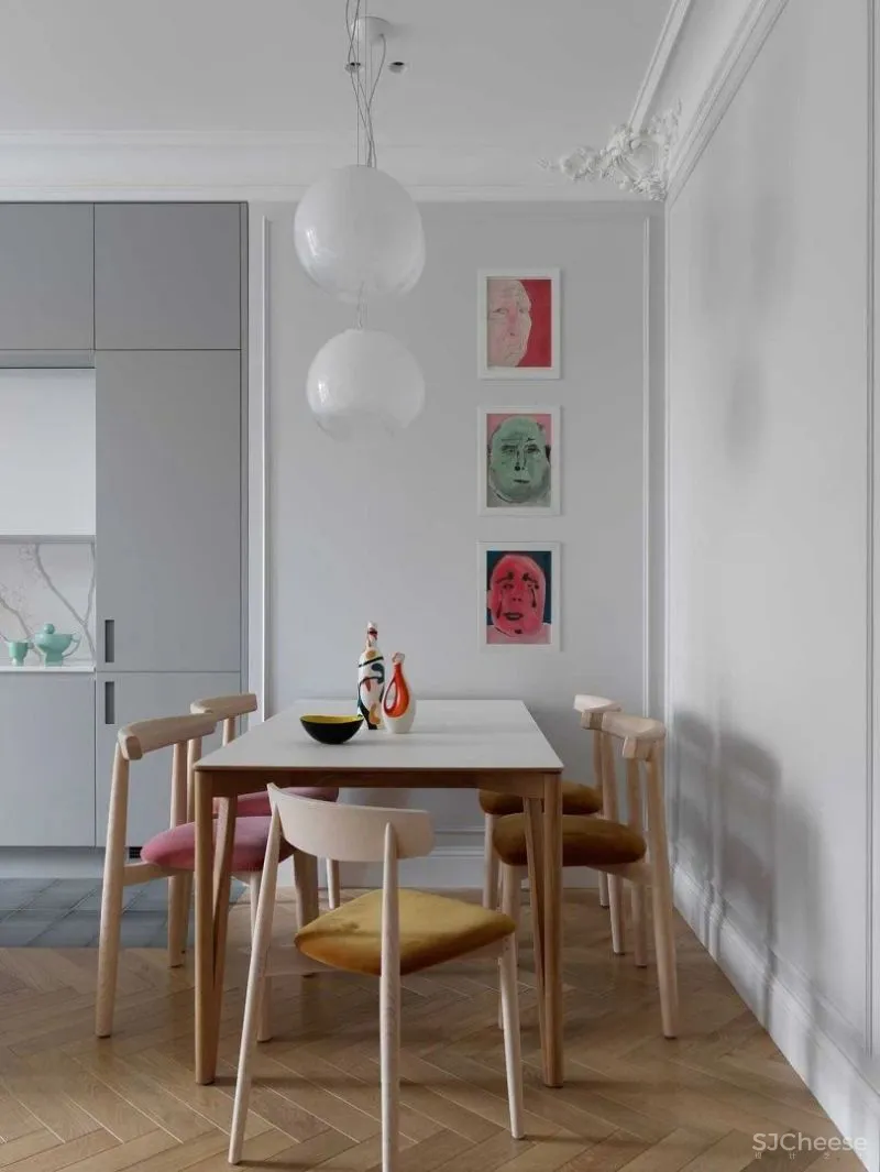 这个家的色彩真是又多又有趣，并巧妙的融入了法式的浪漫中