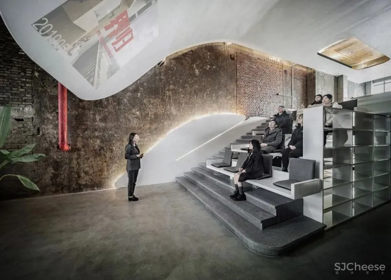 新作 举目垂屏 – 老厂房办公室改造，重庆 青·微舍工作室