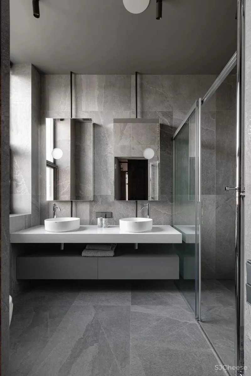 温暖舒适的两层Forest居所，有一只大猫在暗中观察