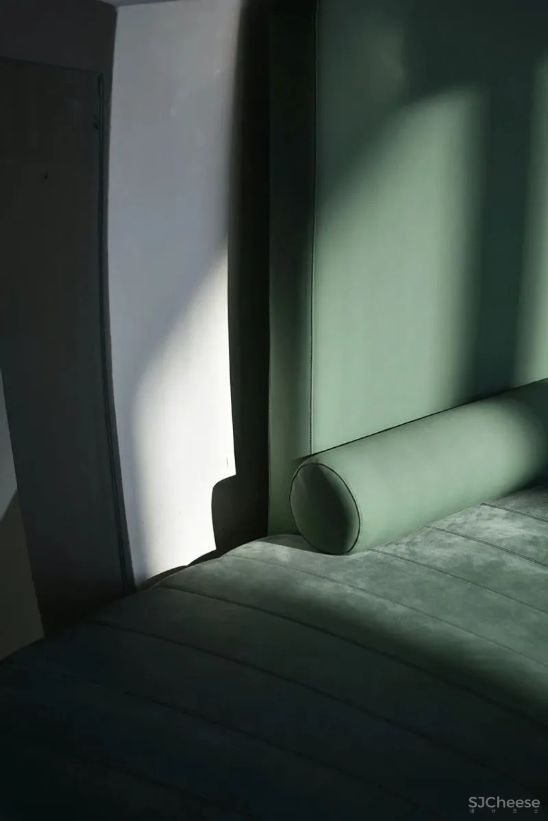 关联以空间的「解构性」和「抽象性」 构序「超现实的界面」