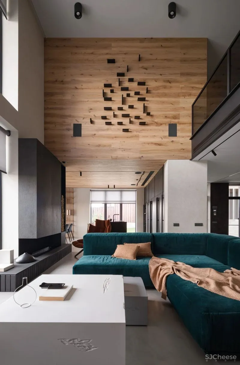 温暖舒适的两层Forest居所，有一只大猫在暗中观察