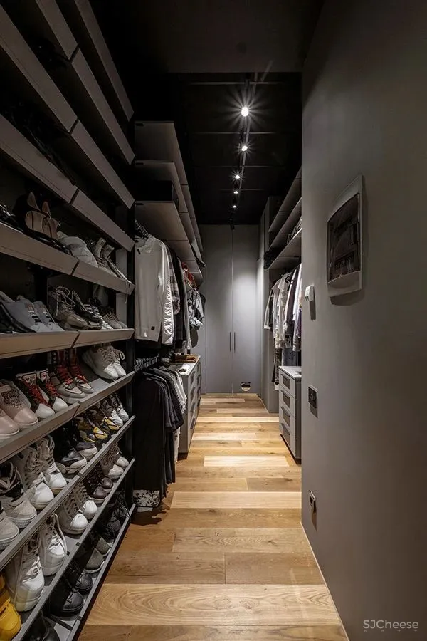 三间小公寓拼成136平大宅,时髦得不像话,人和猫都安逸!