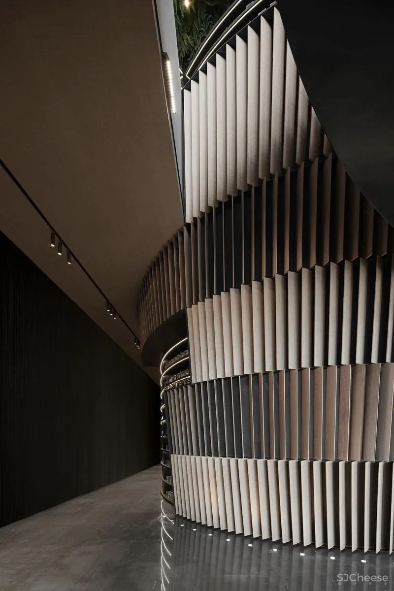 关联以空间的「解构性」和「抽象性」 构序「超现实的界面」