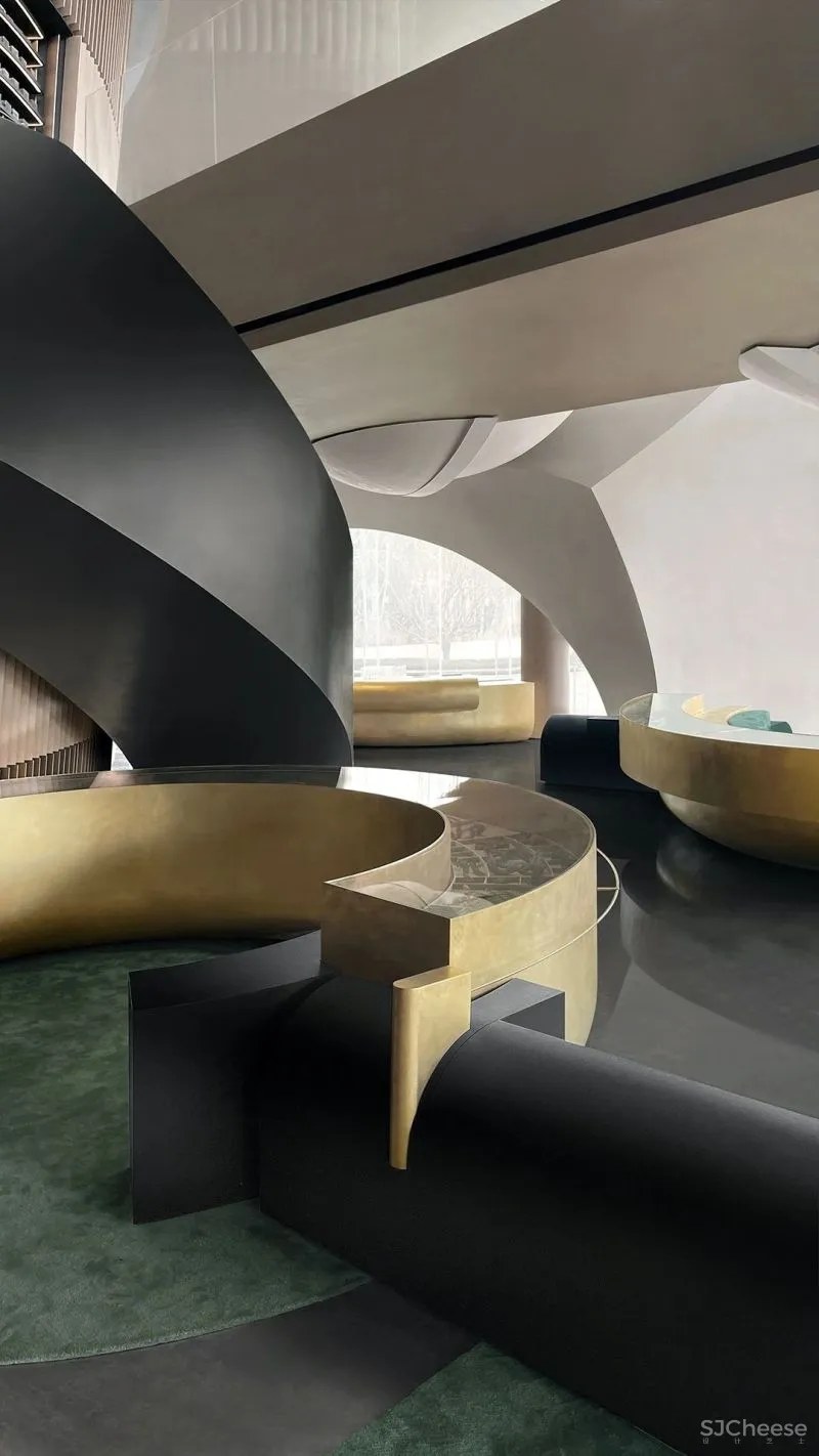 关联以空间的「解构性」和「抽象性」 构序「超现实的界面」