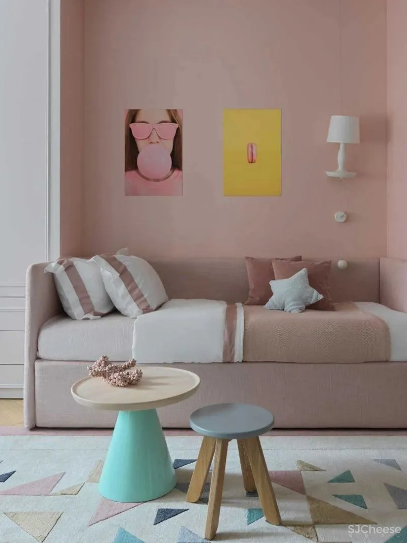 这个家的色彩真是又多又有趣，并巧妙的融入了法式的浪漫中