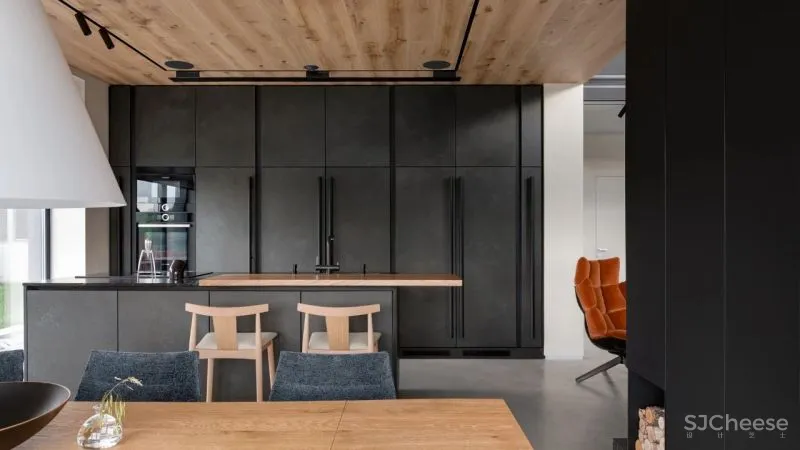 温暖舒适的两层Forest居所，有一只大猫在暗中观察