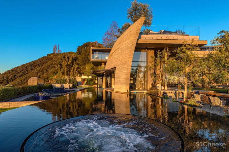 1800㎡ 的别墅 ,月租金248万,主卧天窗全打开,再次刷新豪宅认知!