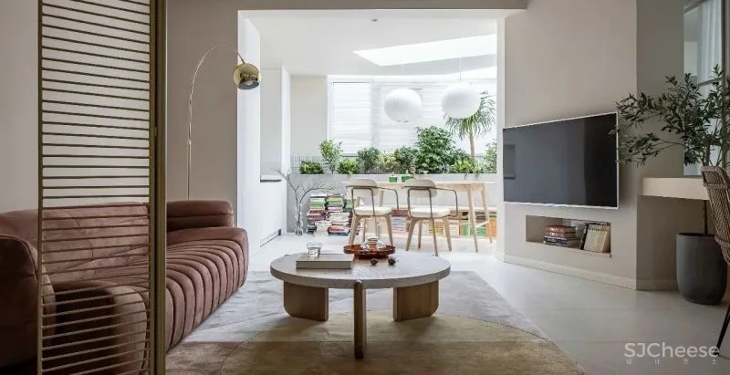 “书迷”教师夫妻的复古家,客厅卧室打通,餐厅放阳台,90㎡显大3倍!美呆!