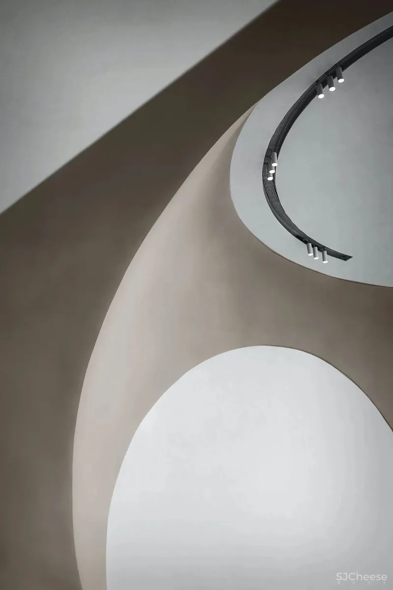 关联以空间的「解构性」和「抽象性」 构序「超现实的界面」