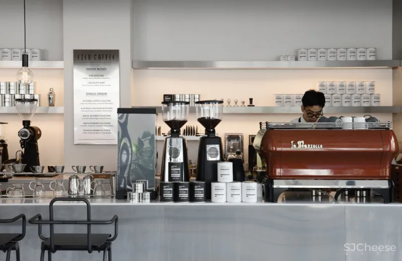 旭辉 x S.U.N 这个咖啡吧看起来不错，等等、他们好像还卖房子