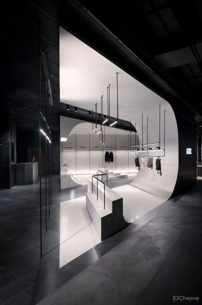 街头潮牌集合店Akenz上海TX mall旗舰店,滑板文化植入空间中