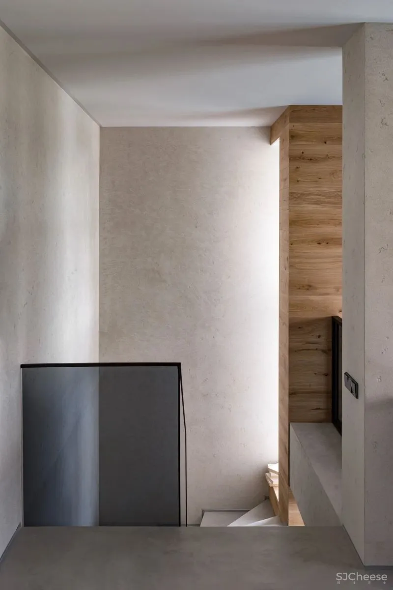 温暖舒适的两层Forest居所，有一只大猫在暗中观察