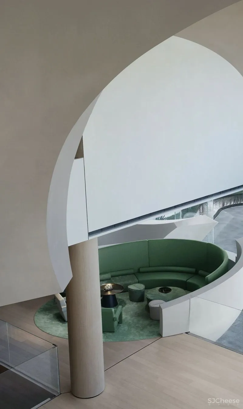 关联以空间的「解构性」和「抽象性」 构序「超现实的界面」