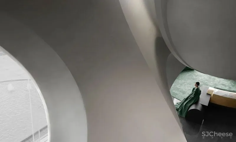 关联以空间的「解构性」和「抽象性」 构序「超现实的界面」