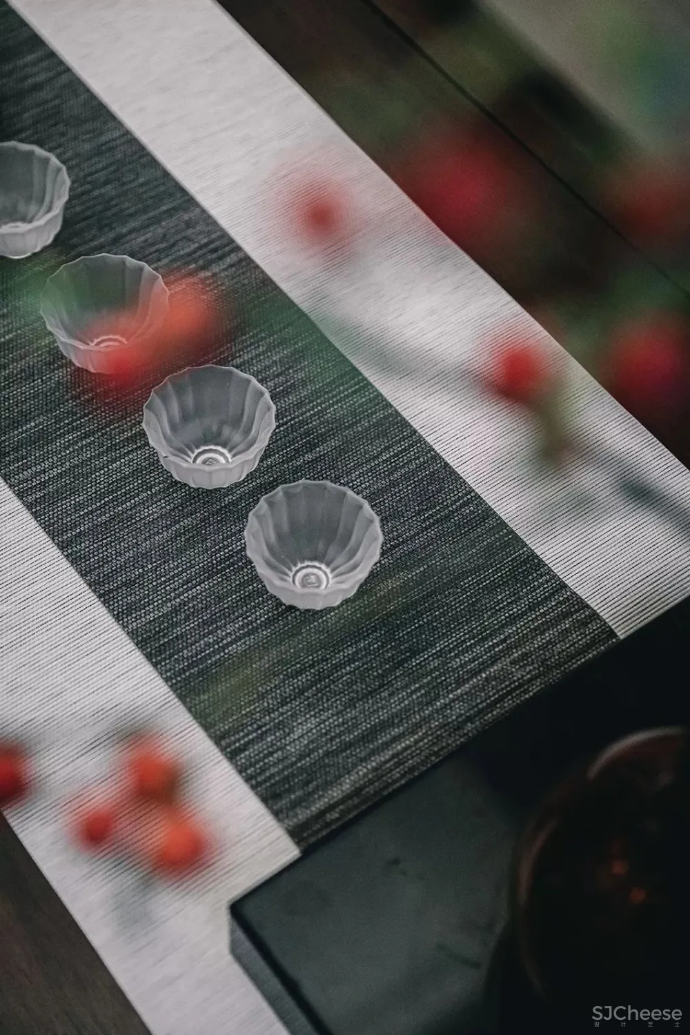 高级灰+中国红,当代东方美学的完美演绎