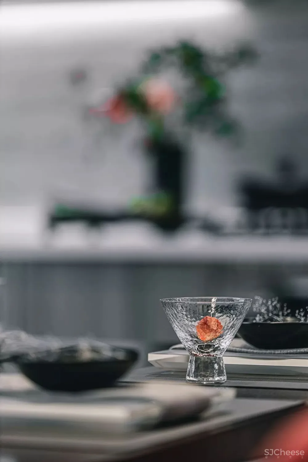 高级灰+中国红,当代东方美学的完美演绎