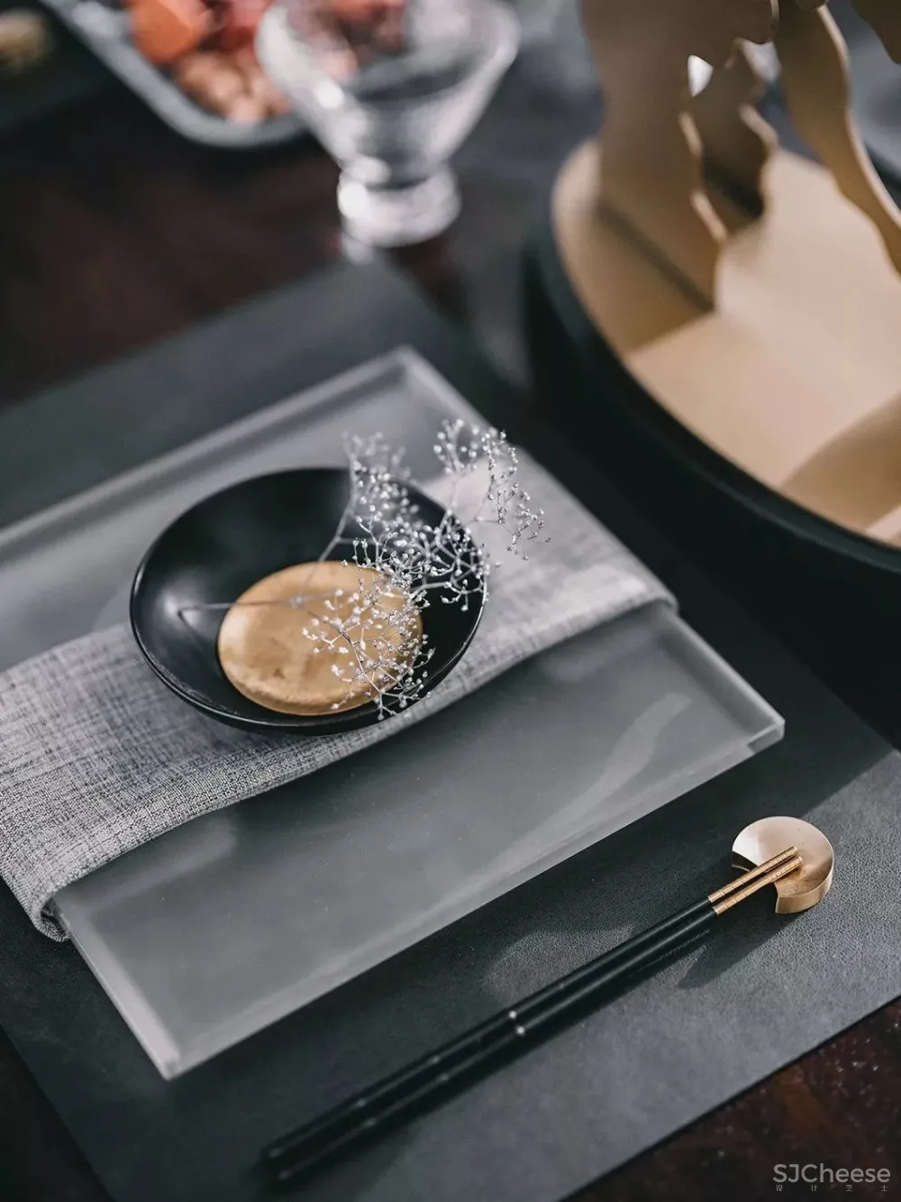 高级灰+中国红,当代东方美学的完美演绎