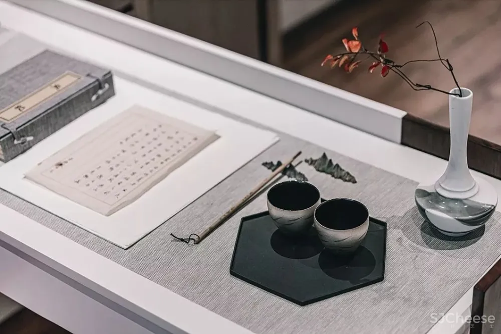 高级灰+中国红,当代东方美学的完美演绎