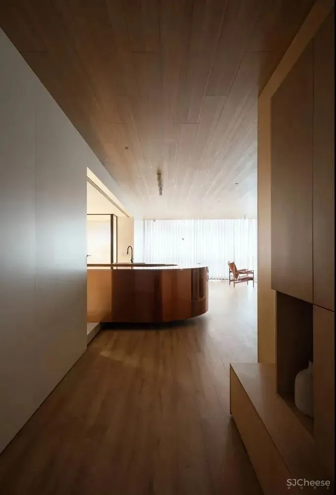 DaoHo Studio新作 | 146㎡,河内轻奢风高层住宅,超大岛台打造趣味空间!