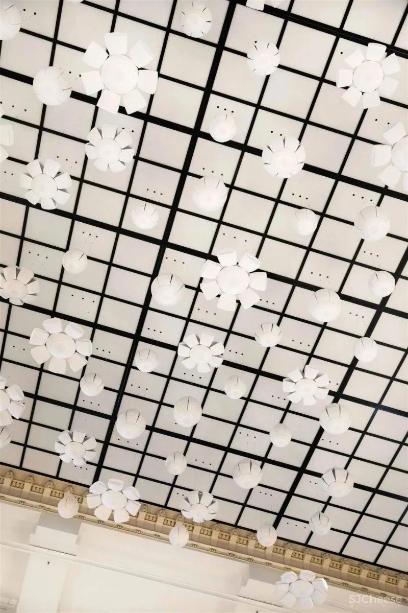 中庭的装置设计,就该有这样的创意