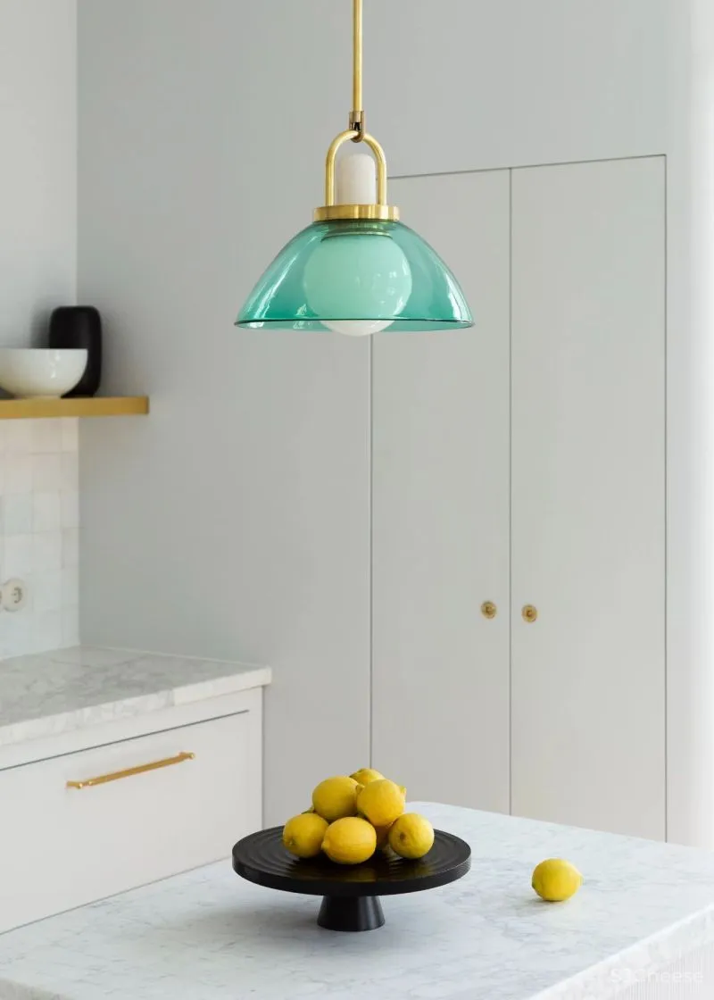 色调温暖的家藏着不少中古家具,优雅经久不衰,每一盏灯都超级惊艳