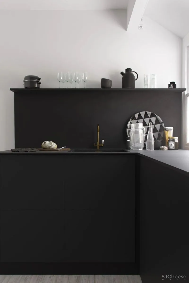 比高级灰更酷的是高级黑