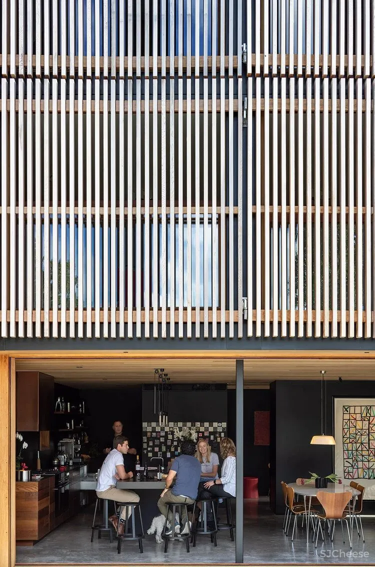 建筑师的家,不装窗帘用条木,将自然“框”进家里