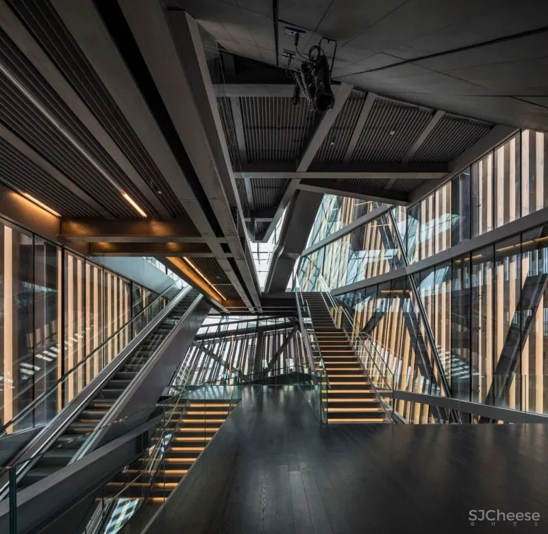 楼 梯 [ lóu tī ]