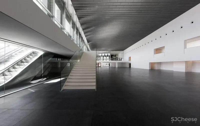 楼 梯 [ lóu tī ]