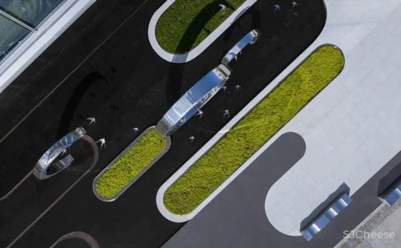 中庭的装置设计,就该有这样的创意