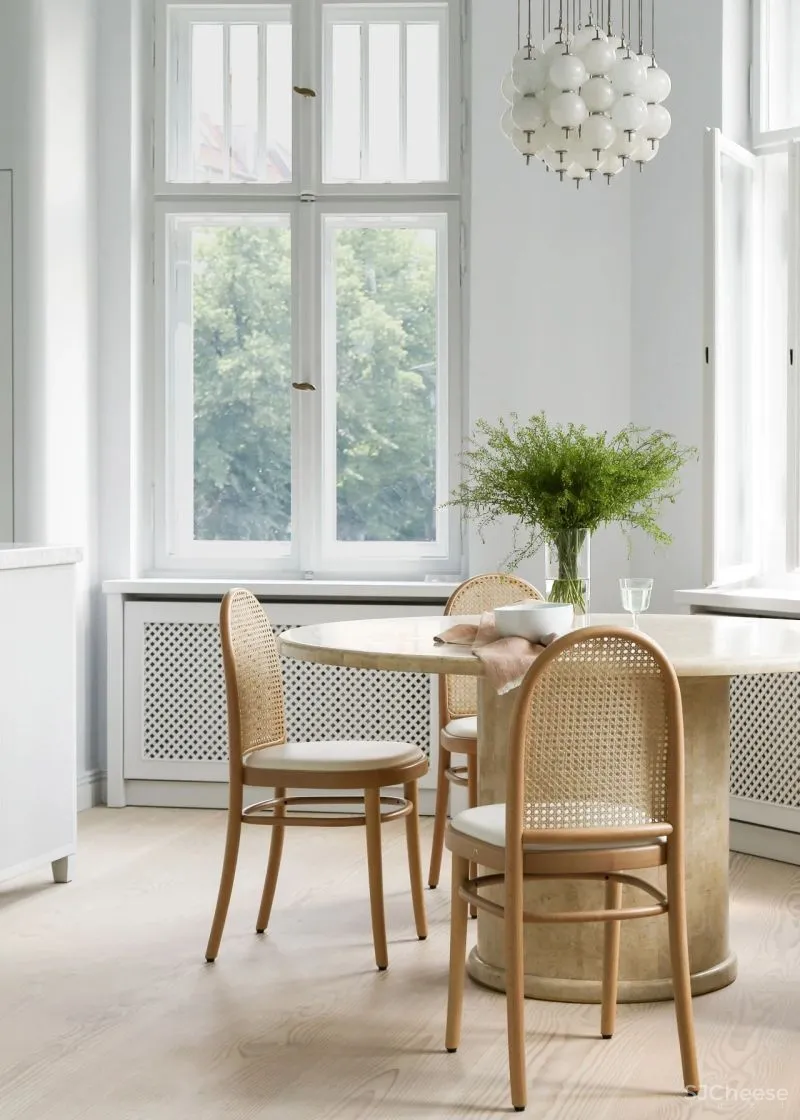 色调温暖的家藏着不少中古家具,优雅经久不衰,每一盏灯都超级惊艳