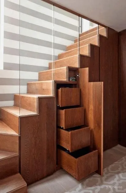 楼 梯 [ lóu tī ]