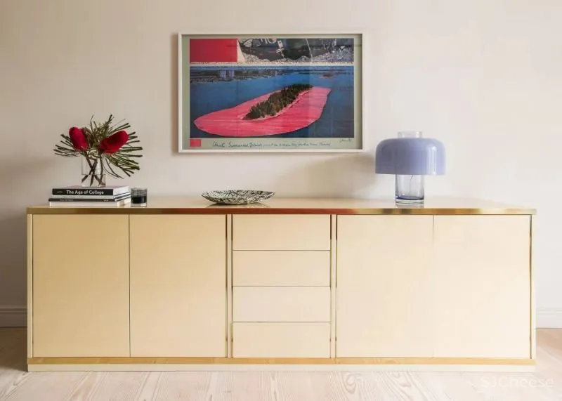 色调温暖的家藏着不少中古家具,优雅经久不衰,每一盏灯都超级惊艳