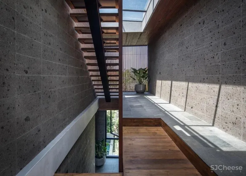 楼 梯 [ lóu tī ]