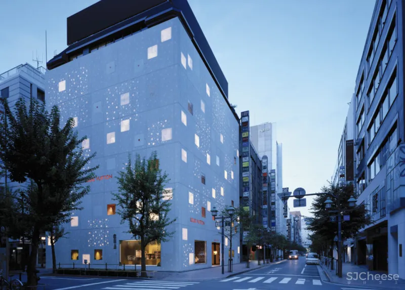 Louis Vuitton日本旗舰店新开幕,全定制艺术介入 X 顶奢大品牌