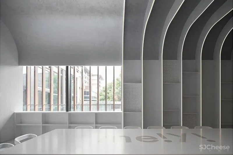 MEIYI 英皇儿童艺术学院 随时序流动的空间画布