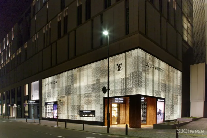 Louis Vuitton日本旗舰店新开幕,全定制艺术介入 X 顶奢大品牌