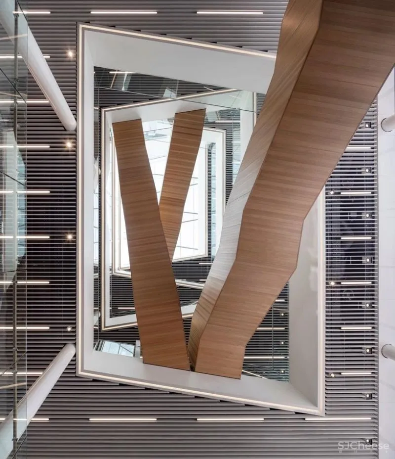 楼 梯 [ lóu tī ]