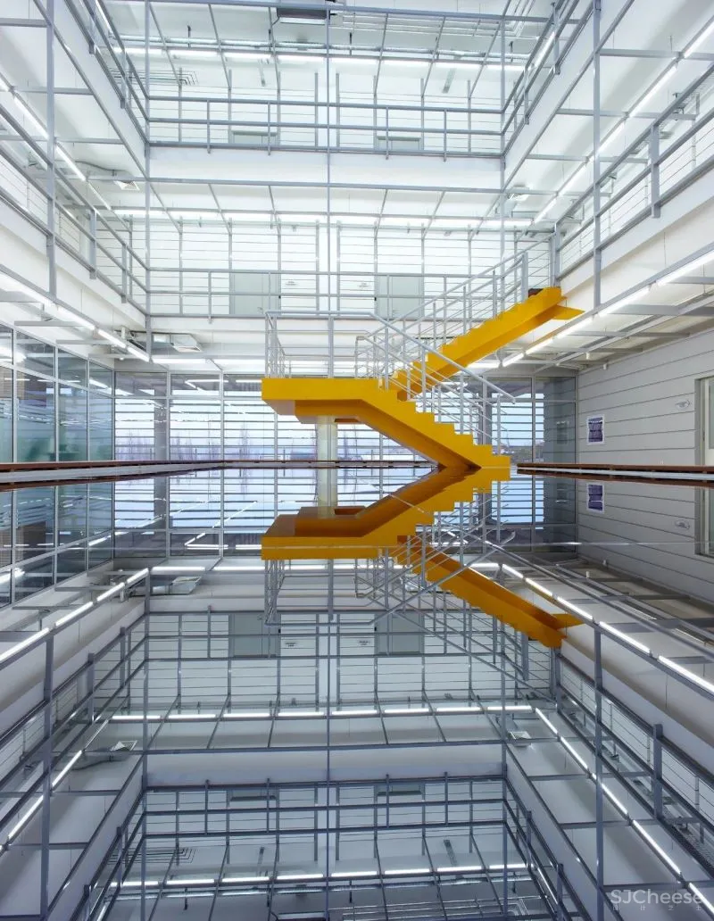 楼 梯 [ lóu tī ]