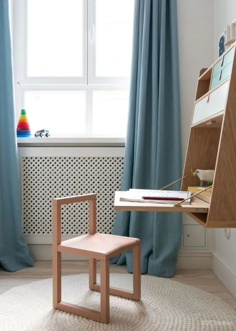 色调温暖的家藏着不少中古家具,优雅经久不衰,每一盏灯都超级惊艳