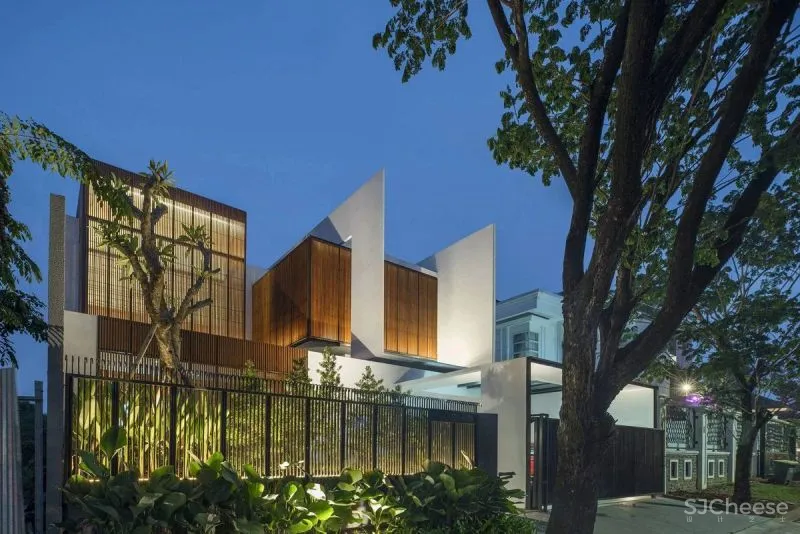 Serene Timber Screen House in Jakarta