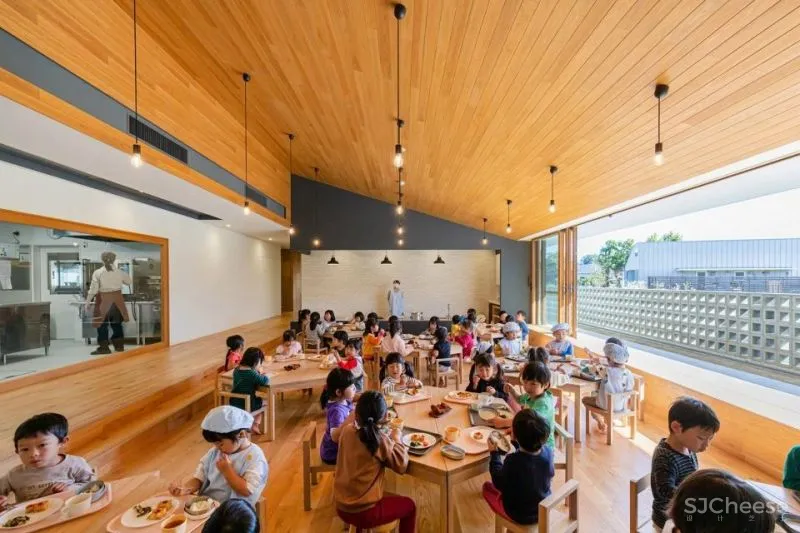 2021年首个火爆朋友圈的日本幼儿园,有钱人家的孩子无法想象的快乐!