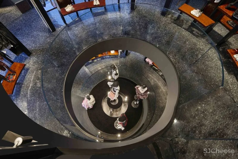 让·努维尔新作:D-G首尔旗舰店,被包裹的‘圆柱’