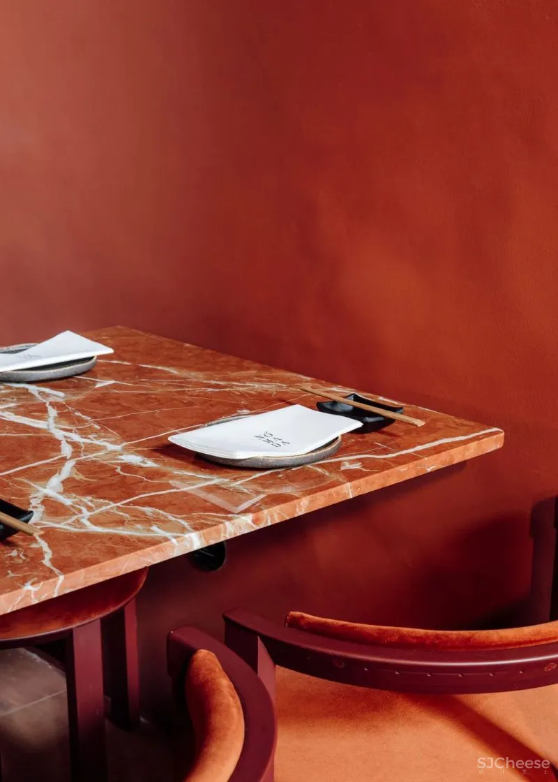 HIGHLIGHTING NATURAL MATERIALS RESTAURANT NÓMADA IN LISBON