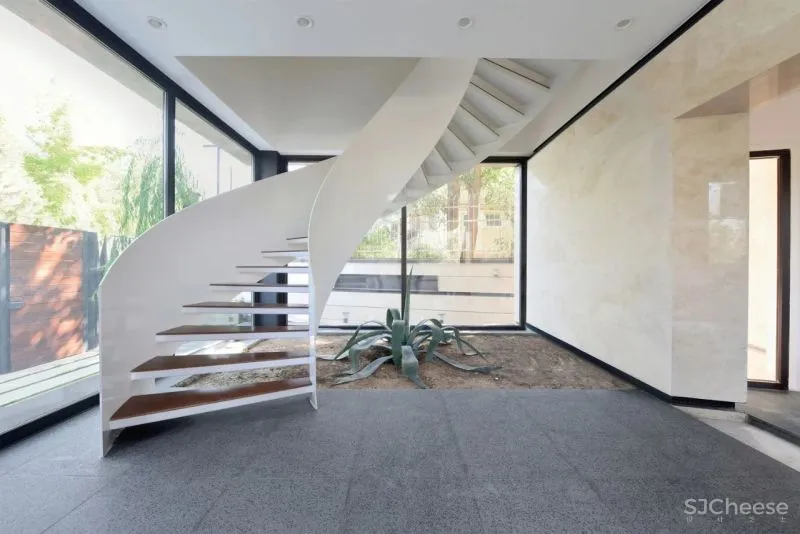 楼 梯 [ lóu tī ]