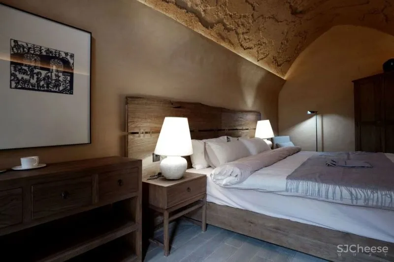 河南夫妻分居20年,改造出极致婚房:住窑洞、泡温泉