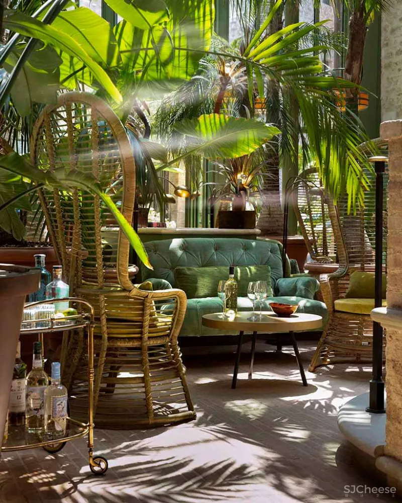 永 恒 的 静 修 一千多年历史的意大利城堡庄园酒店揭幕!