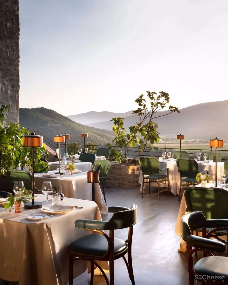 永 恒 的 静 修 一千多年历史的意大利城堡庄园酒店揭幕!