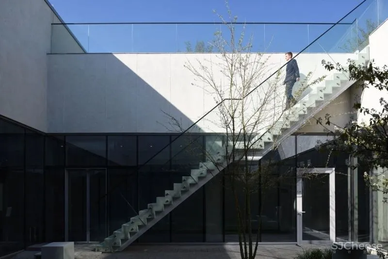 楼 梯 [ lóu tī ]